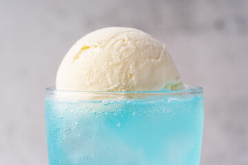 青いクリームソーダ