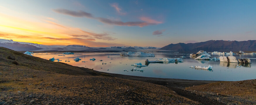 der unglaubliche Gletscher in Island der J&ouml;kuls&aacute;rl&oacute;n beim Sonnenuntergang ein wahres Naturwunder