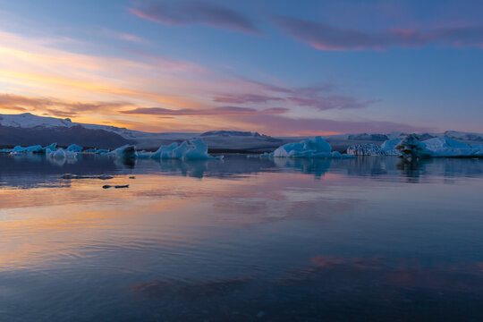 der unglaubliche Gletscher in Island der J&ouml;kuls&aacute;rl&oacute;n beim Sonnenuntergang ein wahres Naturwunder