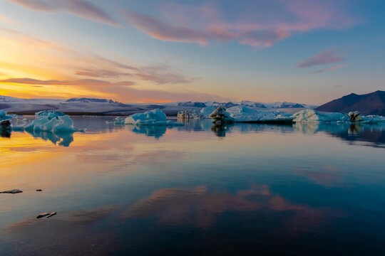 der unglaubliche Gletscher in Island der J&ouml;kuls&aacute;rl&oacute;n beim Sonnenuntergang ein wahres Naturwunder