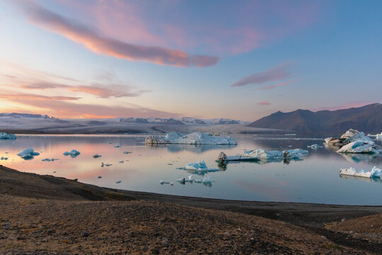 der unglaubliche Gletscher in Island der J&ouml;kuls&aacute;rl&oacute;n beim Sonnenuntergang ein wahres Naturwunder