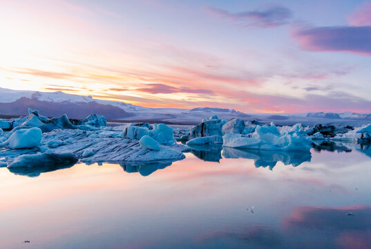 der unglaubliche Gletscher in Island der J&ouml;kuls&aacute;rl&oacute;n beim Sonnenuntergang ein wahres Naturwunder
