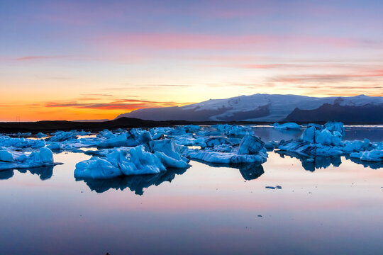 der unglaubliche Gletscher in Island der J&ouml;kuls&aacute;rl&oacute;n beim Sonnenuntergang ein wahres Naturwunder