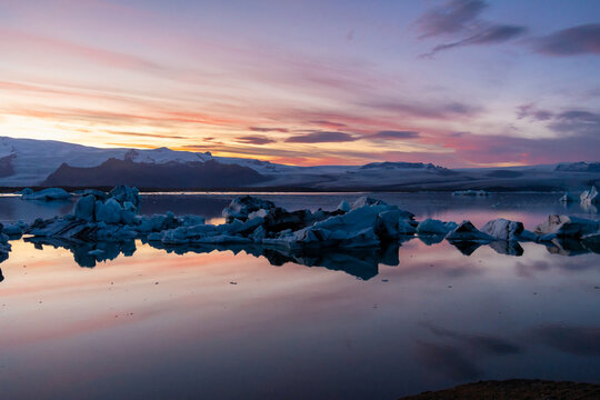 der unglaubliche Gletscher in Island der J&ouml;kuls&aacute;rl&oacute;n beim Sonnenuntergang ein wahres Naturwunder