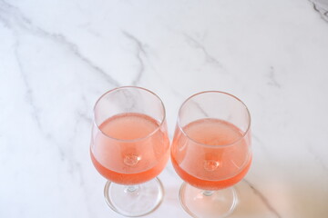 よく冷えたロゼワインのグラス