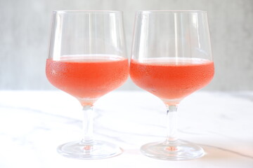 よく冷えたロゼワインのグラス