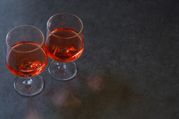 よく冷えたロゼワインのグラス