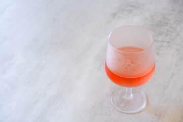 よく冷えたロゼワインのグラス