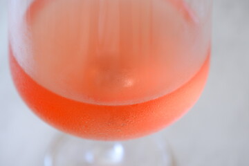 よく冷えたロゼワインのグラス