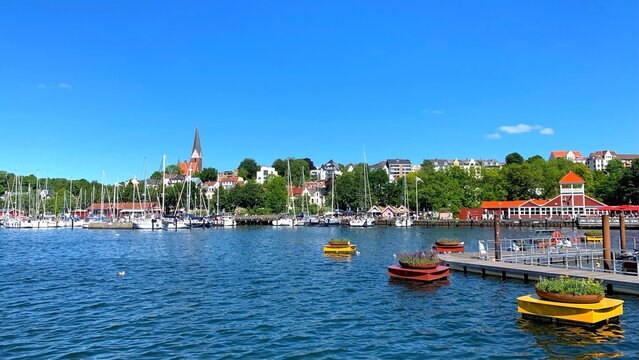 Blick &uuml;ber den Stadthafen in Flensburg von der Schiffbr&uuml;cke &uuml;ber im Jaich hin zur St. J&uuml;rgen Kirche, Flensburg, Ostsee, Schleswig-Holstein, Deutschland