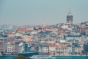 Fototapeta premium Panorama of the Galata neighborhood in Istanbul, with the Galata tower standing out between the buildings.