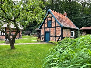 Fototapeta premium Bauernhof in Niedersachsen, Nebengebäude 
