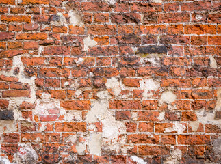Alte beschädigte Wand oder Mauer aus rotem Backstein oder Ziegeln