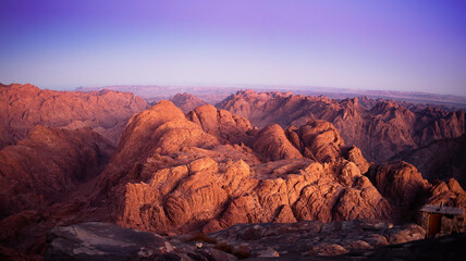 Przed wschodem słońca na górze Horeb. Egipt 2020. Widok z góry Synaj.  Poszarpany nagi masyw górski z szaroczerwonego granitu - obrazy, fototapety, plakaty