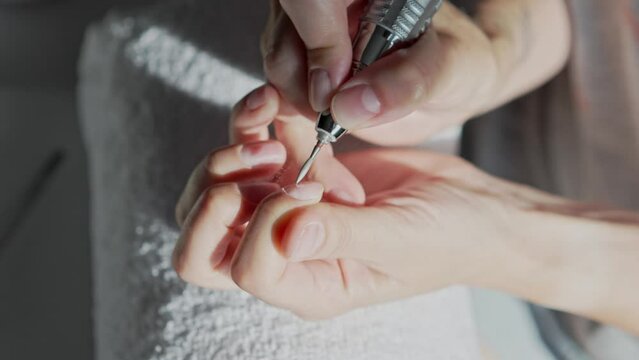 manicure, usuwanie sk&oacute;rek frezarką