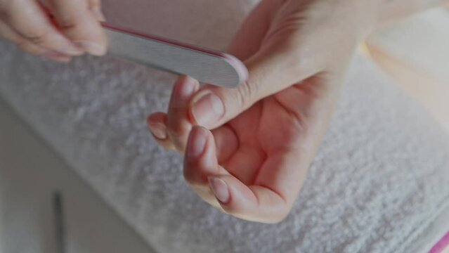 manicure, piłowanie paznokcia, nadanie kształtu