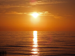 pomarańczowy zachód słońca nad morzem - obrazy, fototapety, plakaty