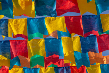 Vários varais com bandeirolas, decoração para as festas juninas. Quadrilha - uma festa típica brasileira.