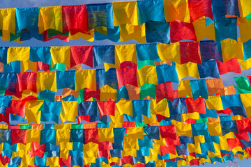 Vários varais com bandeirolas, decoração para as festas juninas. Quadrilha - uma festa típica brasileira.