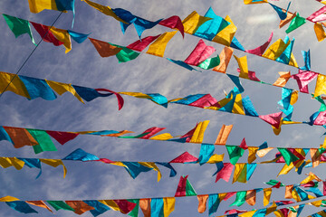 Vários varais com bandeirolas, decoração para as festas juninas. Quadrilha - uma festa típica brasileira.