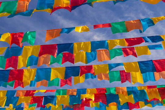 V&aacute;rios varais com bandeirolas, decora&ccedil;&atilde;o para as festas juninas. Quadrilha - uma festa t&iacute;pica brasileira.