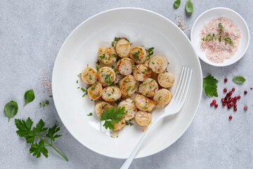 seared scallops in white bowl,