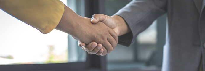 Business woman shaking hands, Hold hands to build business friendships after the chess game is over, Strategic tactics and business analysis are like playing chess, Building business alliances.