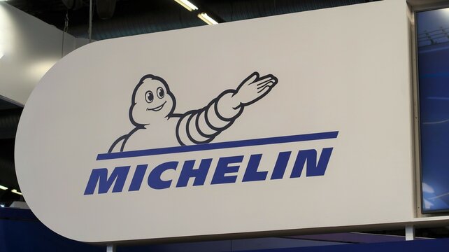 Enseigne / logo de l&rsquo;entreprise Michelin, c&eacute;l&egrave;bre marque fran&ccedil;aise de pneus, sur un panneau au salon Eurosatory de juin 2022 (France)