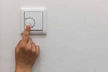 Regulator the Temperature at home with the heating thermostat to Save Energy, Temperature...