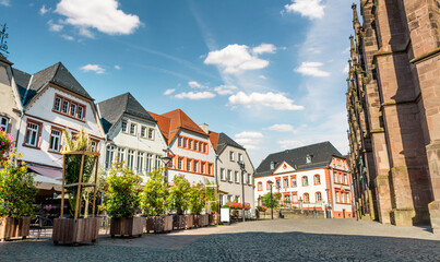 Stadt St. Wendel, Saarland, Deutschland – Historische Häuser am Fruchtmarkt mit...