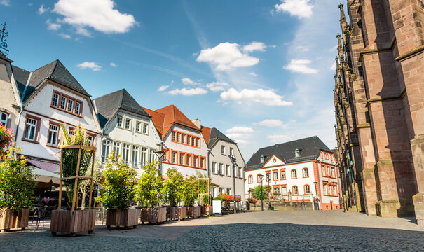 Stadt St. Wendel, Saarland, Deutschland &ndash; Historische H&auml;user am Fruchtmarkt mit Wendalinusbasilika Dom im Sommer