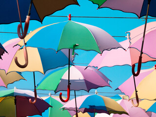 Kolorowe parasole zawieszone na tle nieba - obrazy, fototapety, plakaty