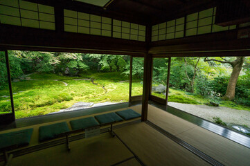 京都 瑠璃光院の和室から眺める美しい緑の庭園