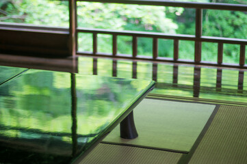 京都 夏の瑠璃光院の新緑を映した美しい緑のテーブル