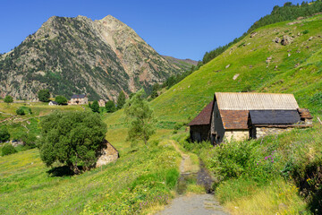 Fototapeta na wymiar granjas de biadós, Valle de Añes Cruces, parque natural Posets-Maladeta, Huesca, cordillera de los Pirineos, Spain
