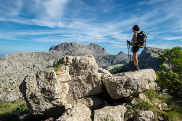 Obraz premium escursionista contemplando el valle de Binimorat y el Puig Major, 1445 metros de altitud, Paraje natural de la Serra de Tramuntana, Mallorca, balearic islands, Spain