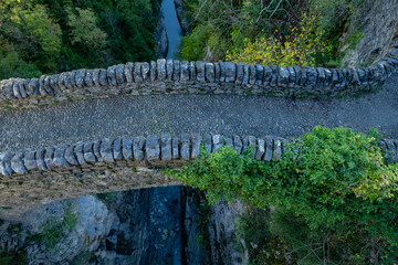 Puente de San Úrbez sobre el río Bellós, Cañón de Añisclo, parque nacional de Ordesa y Monte...