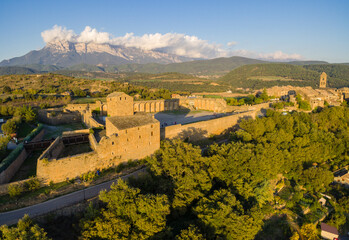 Fototapeta na wymiar Castillo de Aínsa, siglos xi y xvi, Aínsa, Huesca, Aragón, cordillera de los Pirineos, Spain