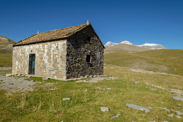 Obraz premium refugio de pastores de Cuello Arenas, parque nacional de Ordesa y Monte Perdido, comarca del Sobrarbe, Huesca, Aragón, cordillera de los Pirineos, Spain