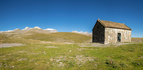 Obraz premium refugio de pastores de Cuello Arenas, parque nacional de Ordesa y Monte Perdido, comarca del Sobrarbe, Huesca, Aragón, cordillera de los Pirineos, Spain