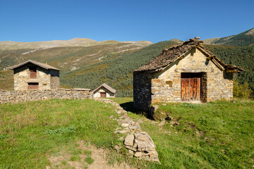 Fototapeta na wymiar Bordas en Buisán, Buisán ,municipio de Fanlo,Huesca, Aragón, cordillera de los Pirineos, Spain