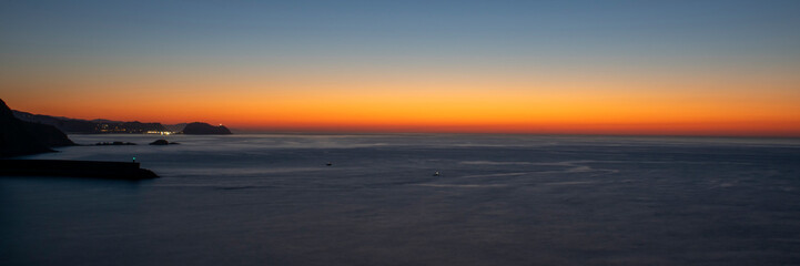Fototapeta premium Line of the horizon on the sea at dusk