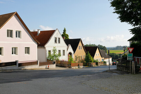 Typische Häuserreihe in einer kleinen Gemeinde im niederösterreichischen Waldviertel