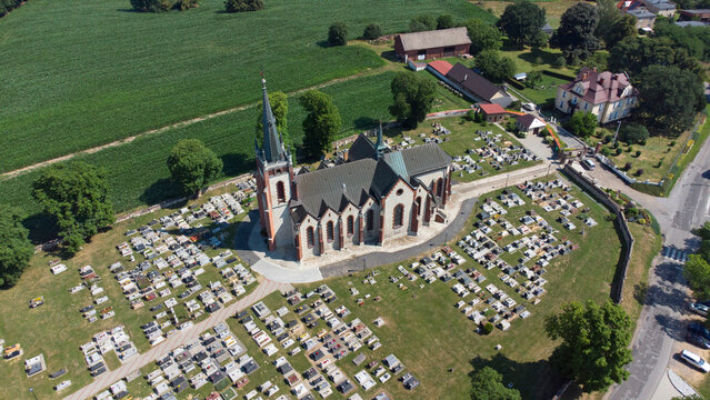 Repty Śląskie. Tarnowskie G&oacute;ry. Kości&oacute;ł św. Mikołaja z lotu ptaka.