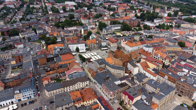 Tarnowskie G&oacute;ry. Widok na rynek i stare miasto z drona.