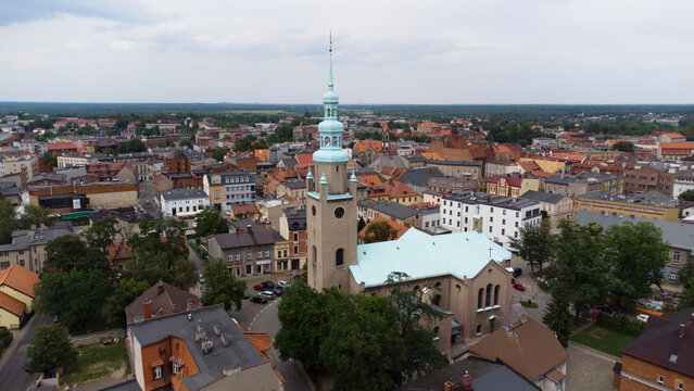Tarnowskie G&oacute;ry. Kości&oacute;ł św. Piotra i Pawła. W tle stare miasto. Widok z lotu ptaka.