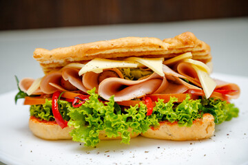 sandwich de queso, jamón, verduras frescas