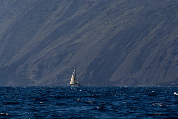 Barco navegando en solitario en Malpaís, La Palma