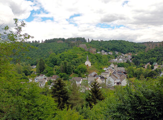 Fototapeta na wymiar Blick auf die Ruine der Virneburg und den Ort Virneburg im Landkreis Mayen-Koblenz in der Eifel / Vulkaneifel. Aussicht vom Premium-Wanderweg Traumpfad Virne-Burgweg.