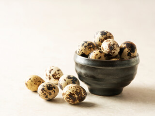 Fototapeta premium quail eggs in a bowl